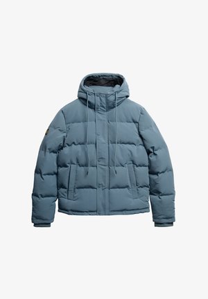 Lyseblå dunjakke med hætte, der har et quiltet design, frontlukning med trykknapper, to sidelommer og justerbare snørre.