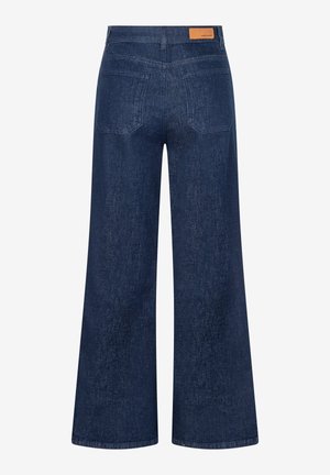 Dunkelblaue Jeans mit weitem Bein, hohem Bund, aufgesetzten Gesäßtaschen, Gürtelschlaufen und einem braunen Markenetikett am Bund.
