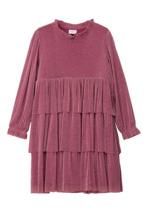 Roze, langetermijndress met een gerimpeld, gelaagd ontwerp en een gestructureerde, glinsterende stof. Beschikt over een ronde halslijn en gathered manchetten.