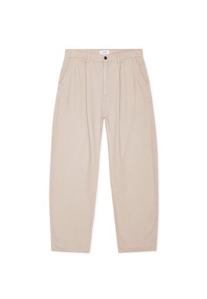 Beežid lahtise lõikega püksid ees nööpide ja luku, küljetaskute ning vööaasadega, asetatud valgele taustale.