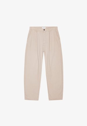 Beežid lahtise lõikega püksid ees nööpide ja luku, küljetaskute ning vööaasadega, asetatud valgele taustale.