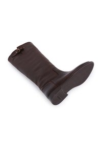 Botte en cuir marron, arrivee au genou, avec un bout arrondi, un détail de boucle décoratif et une semelle texturée. Fini lisse avec des accents de couture subtils.
