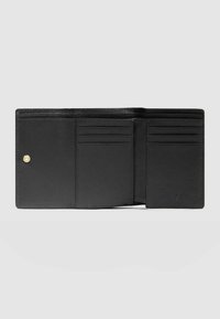Zwarte lederen portemonnee met een gestructureerde afwerking, voorzien van meerdere kaartsleuven en een gouden drukknoop. Compact en opvouwbaar ontwerp.