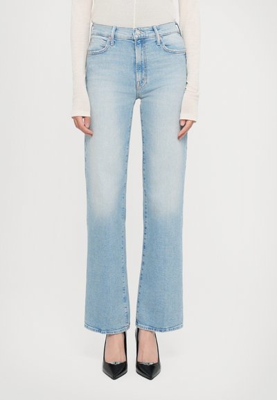 Jeans en denim bleu clair avec une taille haute, une coupe droite, une texture délavée et un léger effet de moustache à l'avant. Ourlet propre.