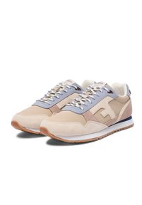 Sneaker mit einem Obermaterial aus beigem und hellblauem Wildleder, cremefarbenen Akzenten, strukturierten Schnürsenkeln und einer Gummisohle mit einem dunkelblauen Streifen.