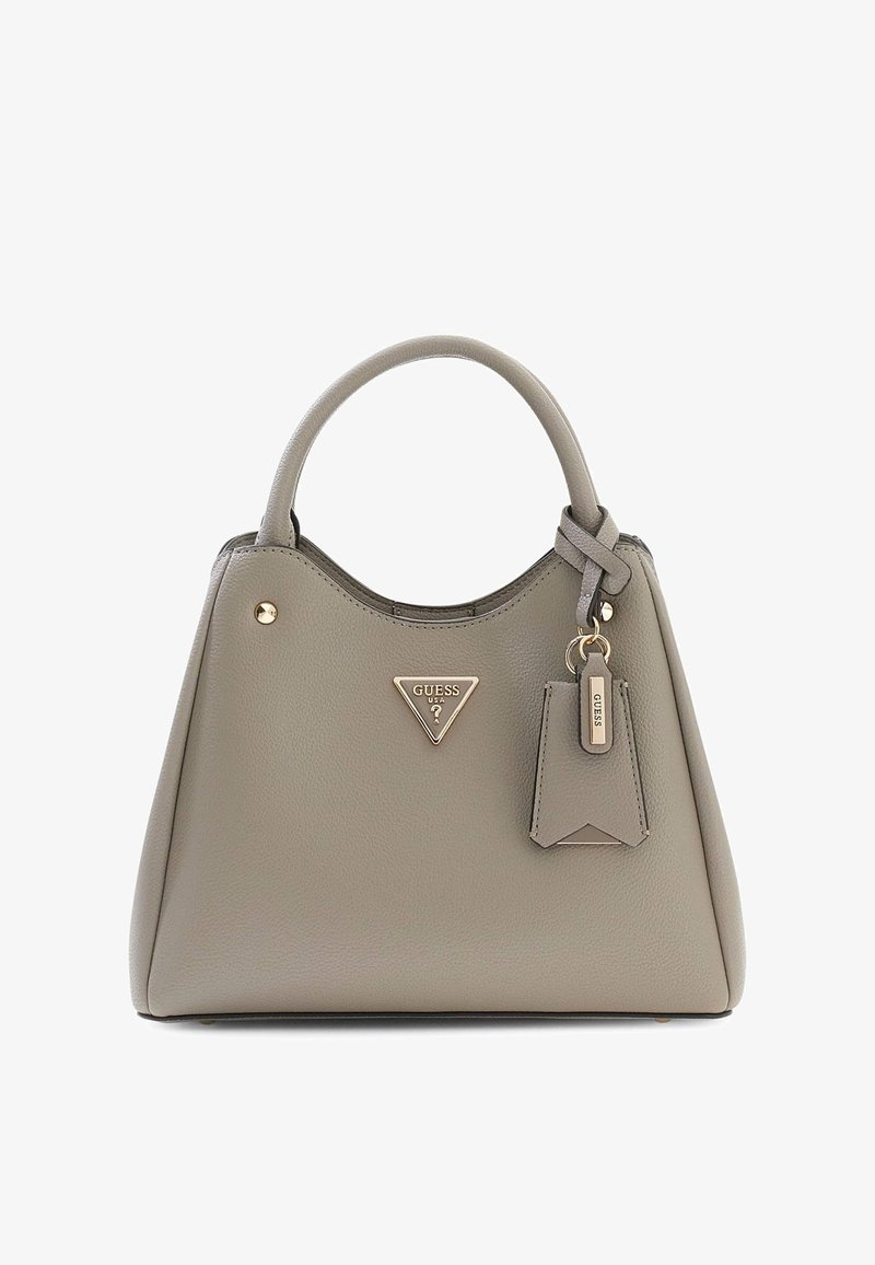Sac à main en cuir gris de la marque Guess avec anses supérieures arrondies, plaque de logo triangulaire et porte-clés attaché portant le nom de la marque.