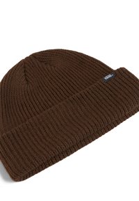 Braune Strickmütze mit ribbeliger Textur, die einen umgeschlagenen Saum und ein kleines schwarzes Vans-Logopatch aufweist.
