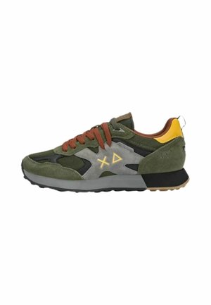 Grüner und grauer Sneaker mit braunen Schnürsenkeln, gelbem Fersenpatch und gelben geometrischen Symbolen an der Seite, entworfen für den Freizeitgebrauch.