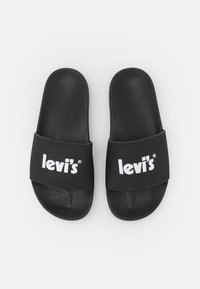 Černé skluzné sandály vyrobené z texturovaného syntetického materiálu. Vlastnosti zahrnují široký pásek s bílým logem Levi's a ploché podešve.
