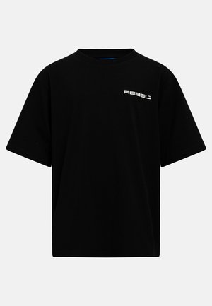T-shirt noir à manches courtes avec col rond et petit texte blanc "REBEL™" sur la poitrine côté gauche.
