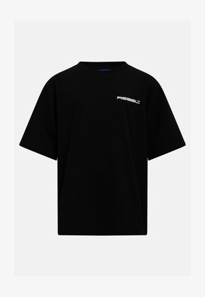 Camiseta negra de manga corta con cuello redondo y pequeño texto blanco "REBEL™" en la parte superior izquierda del pecho.
