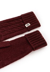 Burgunderfarbene Strickhandschuhe mit Kabel- und Rippmustern. Hergestellt aus weichem Material, mit einem kleinen Logo-Tag. Betonte Bündchen bieten zusätzliche Wärme.
