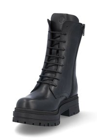Botín de cuero negro hasta el tobillo con cordones en la parte frontal y cremallera lateral. Presenta una suela gruesa y texturizada, además de un acabado suave con punta redonda.