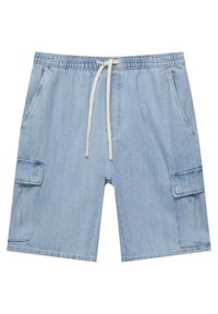 Shorts cargo en denim bleu clair avec taille élastique, cordon blanc, poches inclinées et poches à rabat sur chaque jambe.