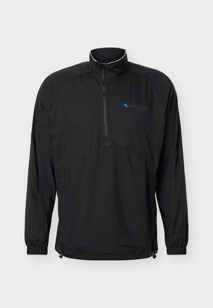 Sort kvart-lynlås letvægtsjakke med høj krave, elastiske manchetter, justerbar kant og lille logo på venstre bryst.