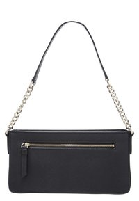 Czarna syntetyczna torebka kopertowa o gładkiej fakturze, z przednią kieszenią na zamek i paskiem z łańcuszka i skóry. Prostokątny kształt.