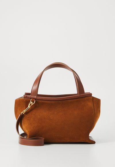 Borsa in suede arancione bruciato con manico in pelle marrone e tracolla impermeabile. Presenta un design curvo e dettagli in metallo dorato.