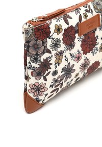 Kukallinen kangaspussukka, jossa on kerma tausta, ruskeat nahkakoristukset ja vetoketjusulku. Koristeltu erilaisilla kukilla tummissa ja pehmeissä sävyissä.