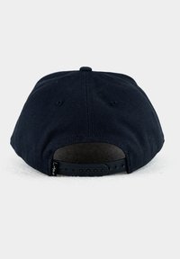 Marineblaue Kappe mit strukturiertem Design, sichtbaren Nähten, glatter Stofftextur und verstellbarem Snapbackverschluss auf der Rückseite.
