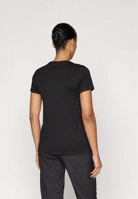 Μαύρο μπλουζάκι με στρογγυλή λαιμόκοψη και κοντά μανίκια, κατασκευασμένο από απαλό ύφασμα. Διαθέτει απλό, λιτό σχέδιο με εφαρμοστή γραμμή.