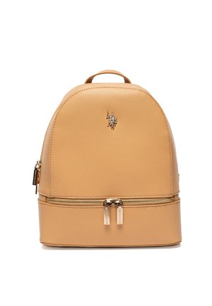 Zaino in pelle marrone chiaro, texturizzato, con parte superiore arrotondata, zip frontale e hardware metallico. Presenta un accento logo sulla parte anteriore.