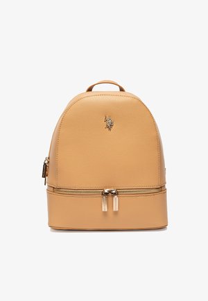 Tansfarbener, strukturiertes Leder-Rucksack mit abgerundetem Oberteil, frontalem Reißverschluss und metallischen Hardwareelementen. Verfügt über ein Logo-Akzent auf der Vorderseite.