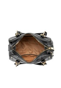 Sac à main en cuir noir avec une surface texturée, doté de quincaillerie dorée et d'une fermeture éclair ouverte. L'intérieur est beige avec un logo de marque répétitif.