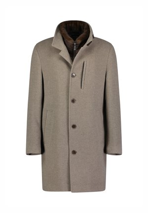 Manteau en laine beige avec un col montant, doublure en fausse fourrure marron, fermeture à boutons sur le devant, deux poches latérales et une poche zippée sur la poitrine.