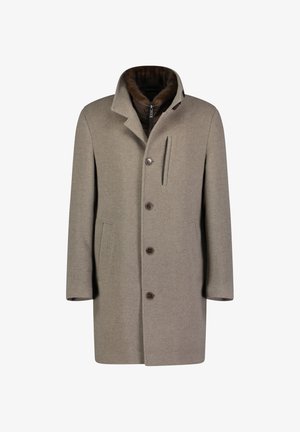Manteau en laine beige avec un col montant, doublure en fausse fourrure marron, fermeture à boutons sur le devant, deux poches latérales et une poche zippée sur la poitrine.