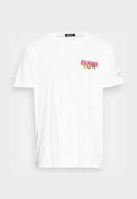 Hvid bomulds t-shirt med korte ærmer, der har flerfarvet grafisk tekst og ikoner på venstre brystområde. Rund halsudskæring.