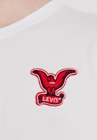 Levi's® VINTAGE FIT GRAPHIC - Marškinėliai su spaudiniu - bi eagle white