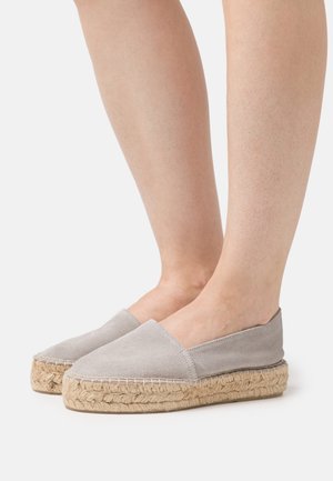 Espadrilles de color gris claro con parte superior de ante suave, suela de cuerda de yute y diseño de punta cerrada, que presentan una textura suave y un aspecto discreto.