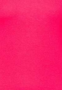 Helles rosa geripptes Gewebe, glatte Textur und taillierte Passform. Einheitliche Farbe mit leichtem Glanz, geeignet für Freizeitbekleidung oder zum Schichten.