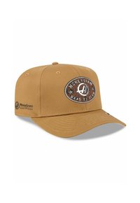 Beige Baseballcap aus Baumwolle mit runder Krone, gebogenem Schirm und gesticktem Logopatch mit silbernen Akzenten und detaillierter Schrift.