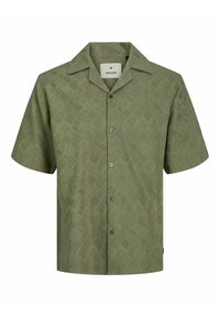 Korte mouwen shirt van olijfgroen stof met een geometrisch textuurpatroon. Heeft een kraag en vijf knopen aan de voorkant.