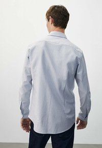 Gestreiftes Langarmhemd in Hellblau und Weiß. Verfügt über einen spitzen Kragen, Knopfmanschetten und einen abgerundeten Saum. Rückansicht gezeigt.