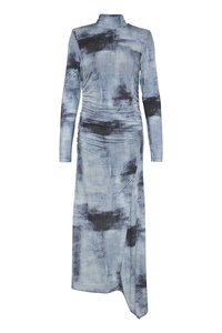 Vestido azul-acinzentado de mangas longas com gola alta, apresentando um tecido texturizado, detalhe franzido de um lado e uma bainha assimétrica.