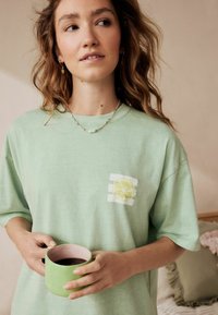 Next GRAPHIC SET - Pyžamová sada - sage green lemons