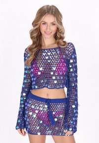 Zwei-teiliges Häkel-Set in Blau mit schimmernden Pailletten. Langärmlig und ein kurzes Oberteil, kombiniert mit einem Rock, der über einen Kordelzug und Quasten-Details verfügt.