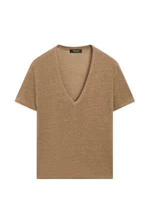 Lichtbruine korte mouw V-hals T-shirt met een zachte textuur en een klein zwart label aan de binnenkant van de halslijn.