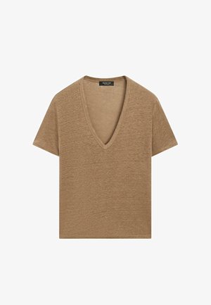 Hellbraunes T-Shirt mit kurzen Ärmeln und V-Ausschnitt, weicher Textur und kleinem schwarzem Etikett an der Innenseite des Halsausschnitts.