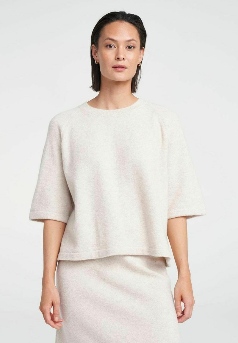 Lysfarvet, blød sweater med rund halsudskæring, korte ærmer og løs pasform, lavet af et struktureret stof. Minimalistisk design med få detaljer.