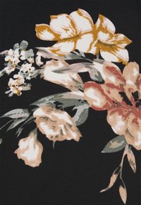 Motif floral avec de grandes fleurs jaunes, roses et blanches, feuilles vertes sur un fond noir uni.