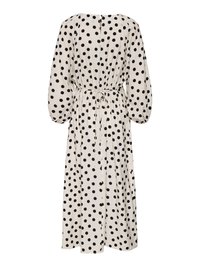 Robe midi blanche à pois noirs, manches longues bouffantes, dos boutonné et taille cintrée nouée avec une ceinture fine.
