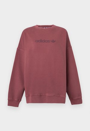 Tamsiai raudonas džemperis su apvalia iškirpte ir nusvirusiais pečiais. Turi reljefinį „adidas“ logotipą ir tekstūruotą, minkštą audinį.