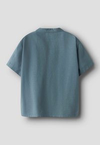 Korte mouwen, geknoopte overhemd in een muted blauwe kleur, met een effen textuur en een relaxte pasvorm met een rechte zoom.