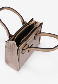 Bolso de mano beige con textura trenzada, acentos negros y dos asas superiores. Incluye compartimentos dobles con cierre de cremallera.