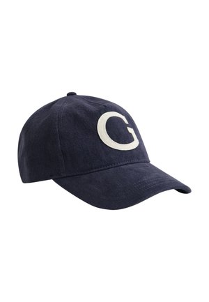 Marineblaue Baseballkappe mit gebogenem Schirm und großem weißem Buchstaben G auf dem Frontpanel gestickt.