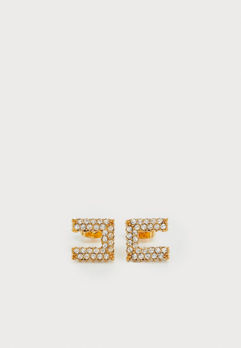 Brincos de ouro em design quadrado, adornados com pequenas pedras brilhantes claras dispostas em um padrão que forma a letra "E."