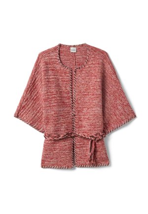 Rote und pinke gestrickte Strickjacke mit weitem Ärmel, geflochtenem Gürtel und abgestepptem Rand, flach auf weißem Hintergrund liegend.